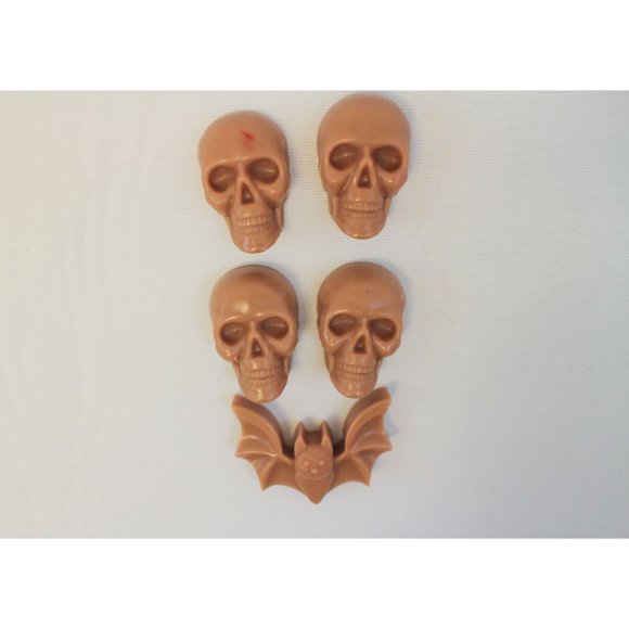 Skulls & Bats Wax Melts | Sandalwood Skull Tarts | Hand Poured - Picture 2 of 3